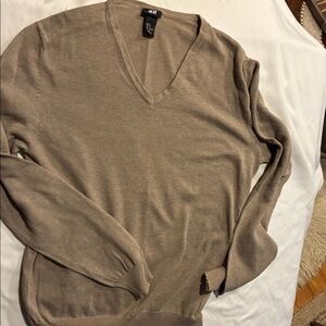H&M Tan Plain Sweater Women’s Medium Beige V-Neck Sweater No Pilling or Snags